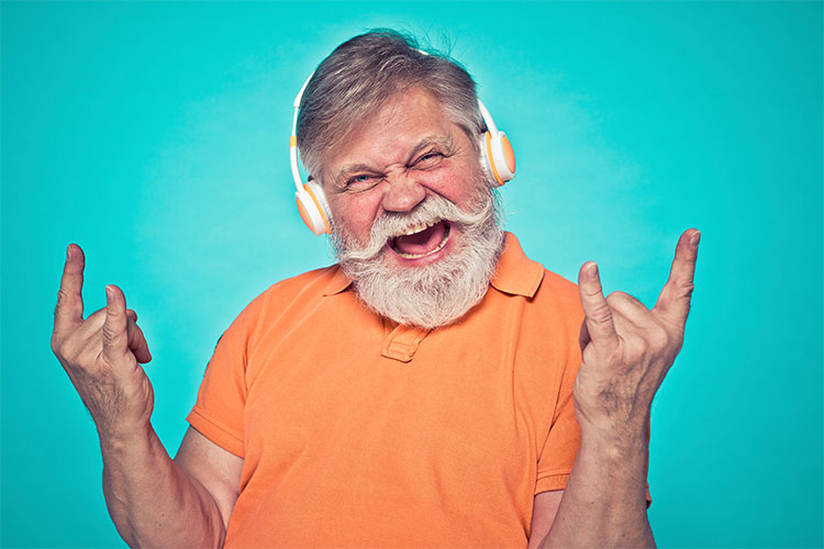 Hipster vidám idős úr fejhallgatón hallgat zenét bolondos arccal