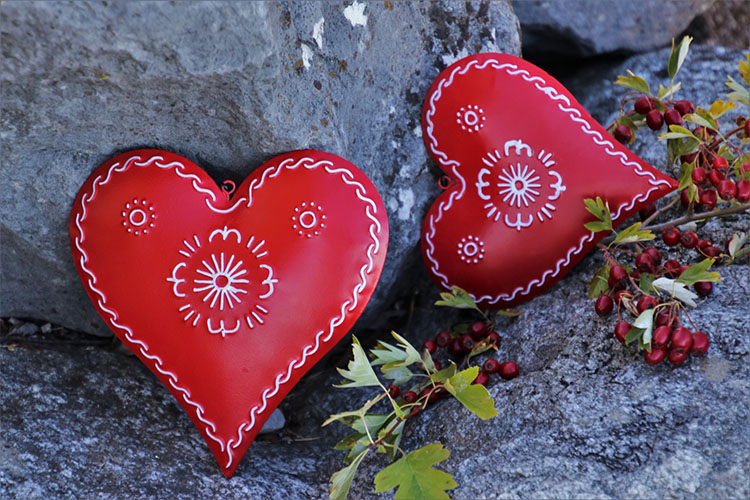 Két piros színű szív a kövön hever