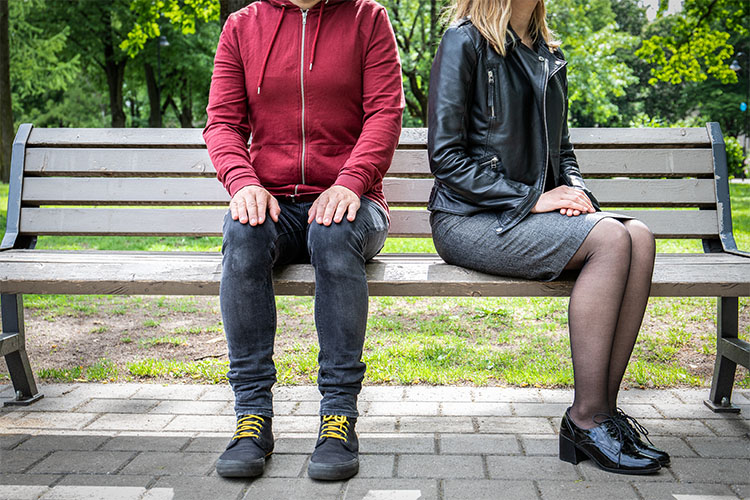 Testbeszéd férfi és nő között egy padon ülve