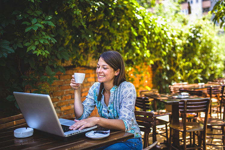 Fiatal nő laptopozik, online társkereső oldalt néz