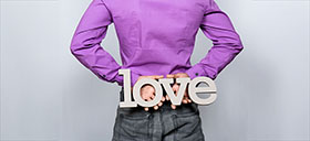 A szerelmes férfi viselkedését nem lehet mással összetéveszteni