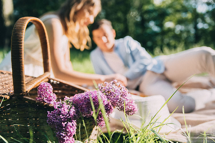 Pár randizik a szabadban piknik közben, kiegyensúlyozott és természetes kapcsolat kezdetén