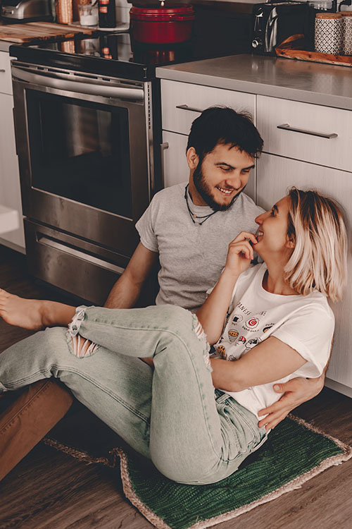 fiatal pár boldogan együtt, könnyed és felszabadult pillanat egy kapcsolat elején