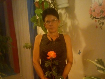 Karolina 66 éves társkereső profilképe