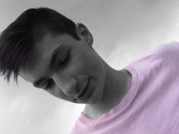 Szecsei 20 éves társkereső profilképe