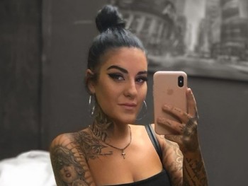 tetovált nő társkereső