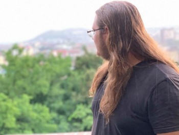 férfi társkereső hosszú haj