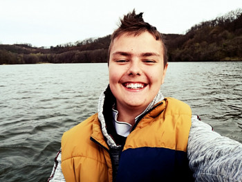 Mateb 16 éves társkereső profilképe