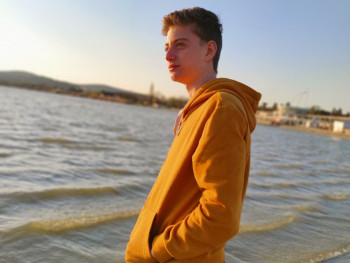 Nexus 18 éves társkereső profilképe