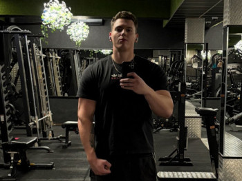 akos1910 24 éves társkereső profilképe