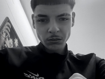 zoli_ 18 éves társkereső profilképe