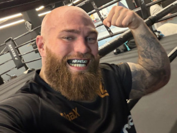 dominik 25 éves társkereső profilképe
