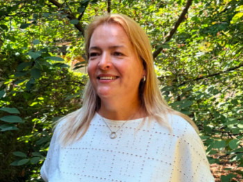 Bernadett 45 éves társkereső profilképe